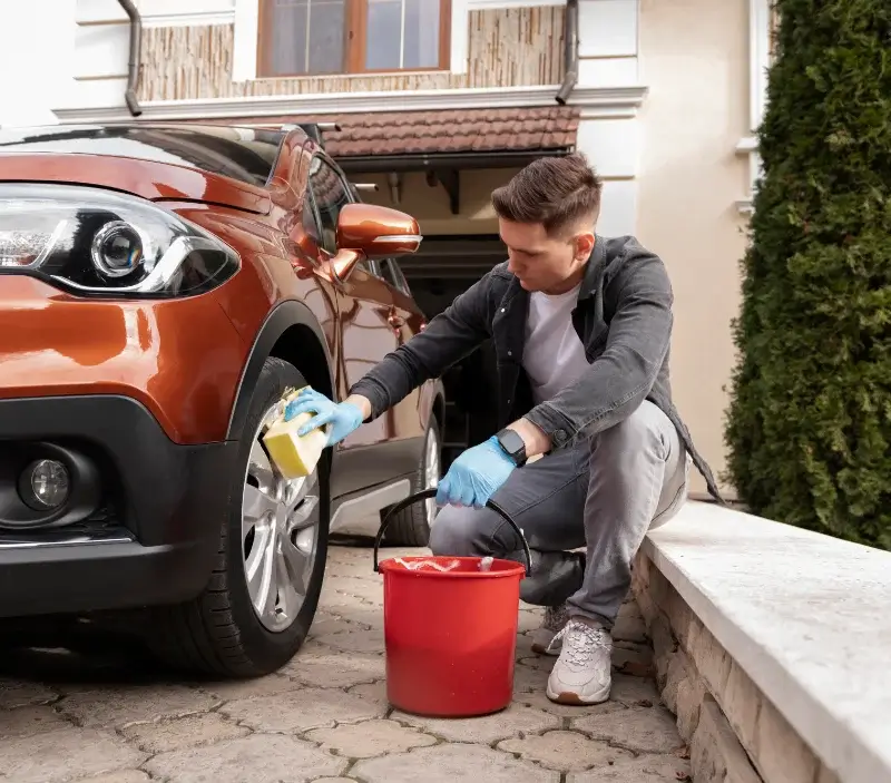 Lavage auto à domicile Saint-Julien-Molhesabate : professionnel intervenant sur un véhicule